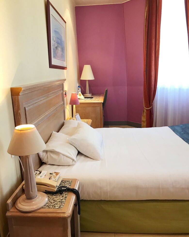 Hotel H�tel Aux Sacres