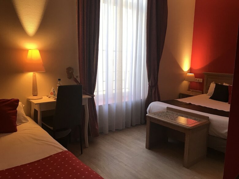 Hotel H�tel Aux Sacres