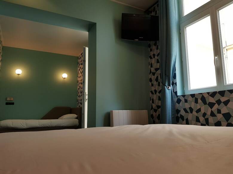 Hotel H�tel Aux Sacres