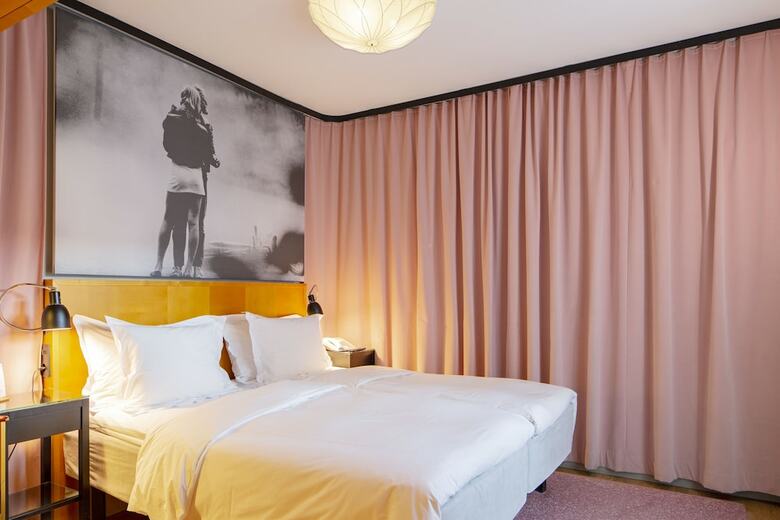 Hotel Rival
