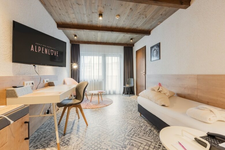 Alpenhotel ...fall In Love