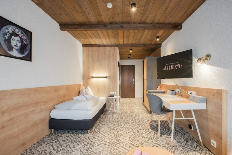 Alpenhotel ...fall In Love