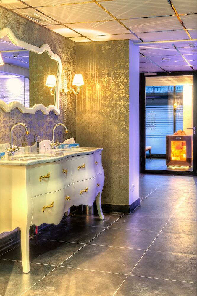 Alpenhotel ...fall In Love