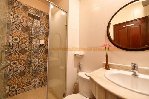 Artisan Lakeview Hotel