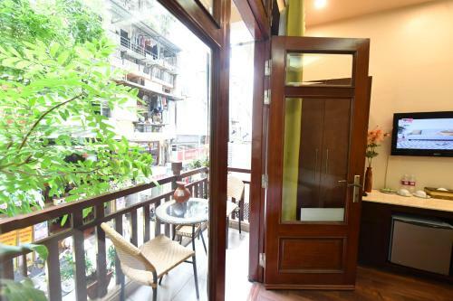 Artisan Lakeview Hotel