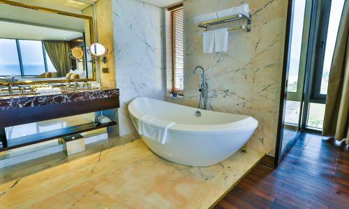 Holiday Beach Da Nang Hotel And Spa