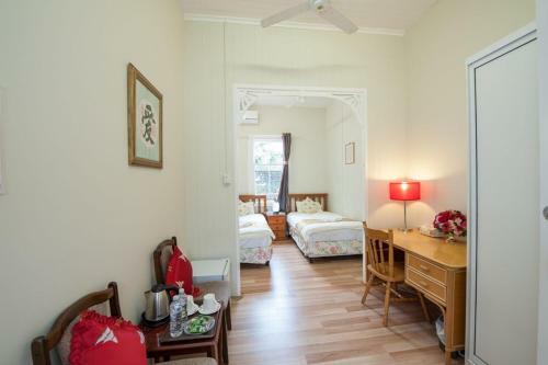 Hostal Pure Land Guest House