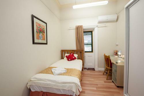 Hostal Pure Land Guest House