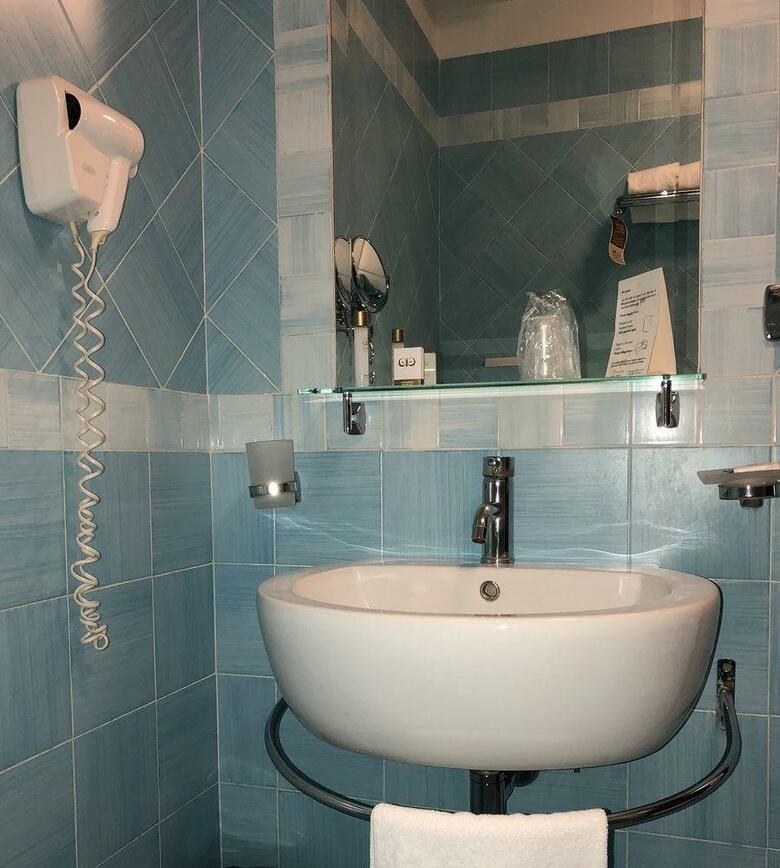 Le Chemin�e Business Hotel
