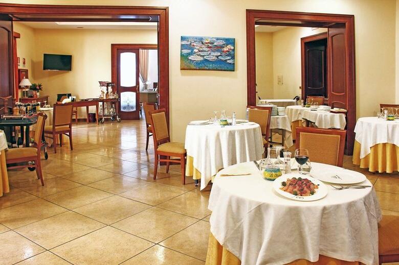 Le Chemin�e Business Hotel