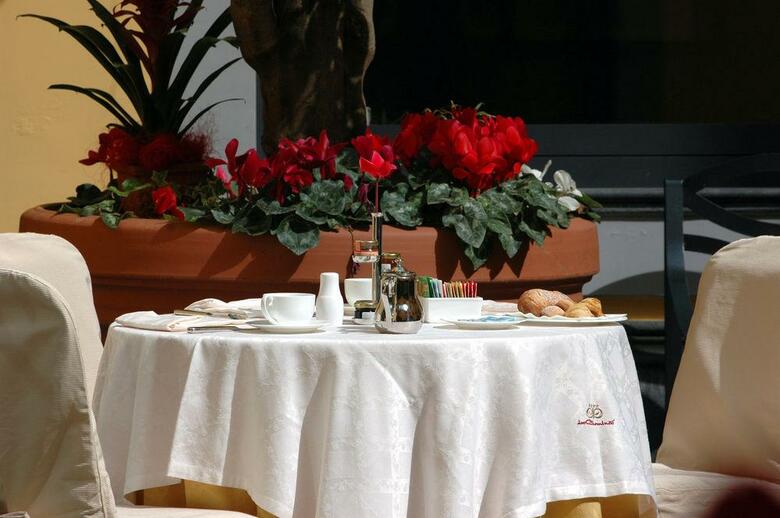 Le Chemin�e Business Hotel