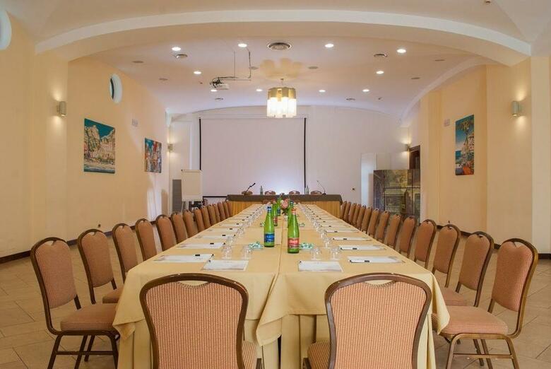 Le Chemin�e Business Hotel