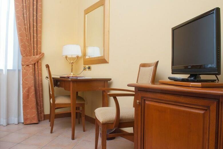 Le Chemin�e Business Hotel