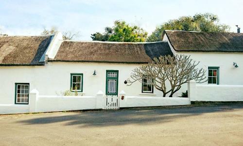 Hostal Old Thatch Lodge