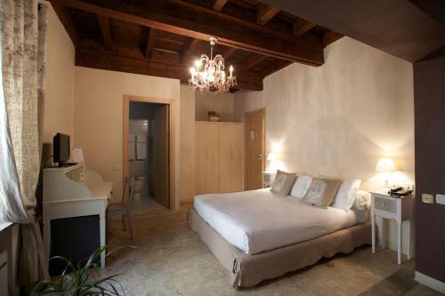 Broletto, L'hotel E La Residenza