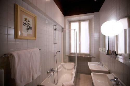 Broletto, L'hotel E La Residenza