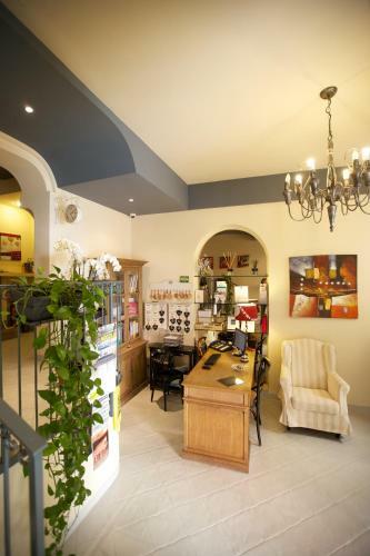 Broletto, L'hotel E La Residenza