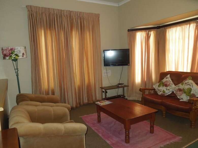 Hostal Lilac Lodge-purple House