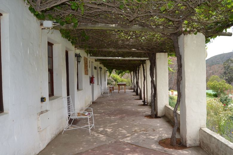 Bed & Breakfast Over The Mountain Guest Farm