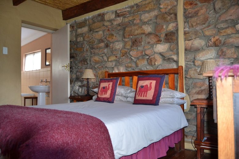 Bed & Breakfast Over The Mountain Guest Farm