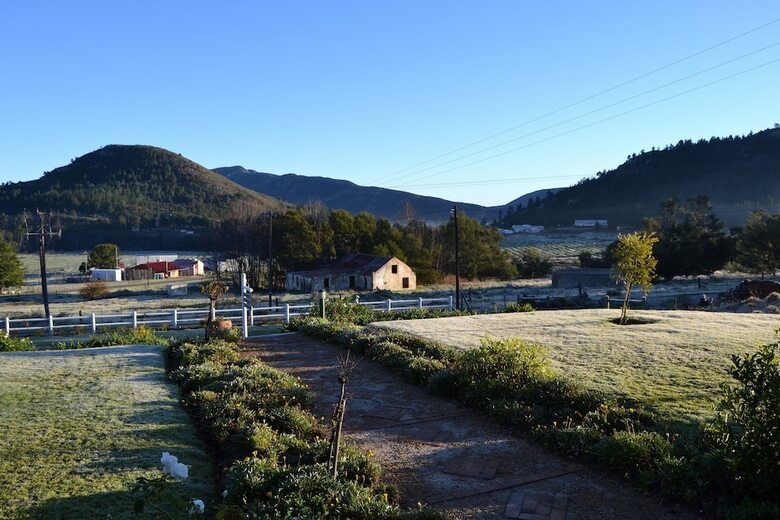 Bed & Breakfast Over The Mountain Guest Farm