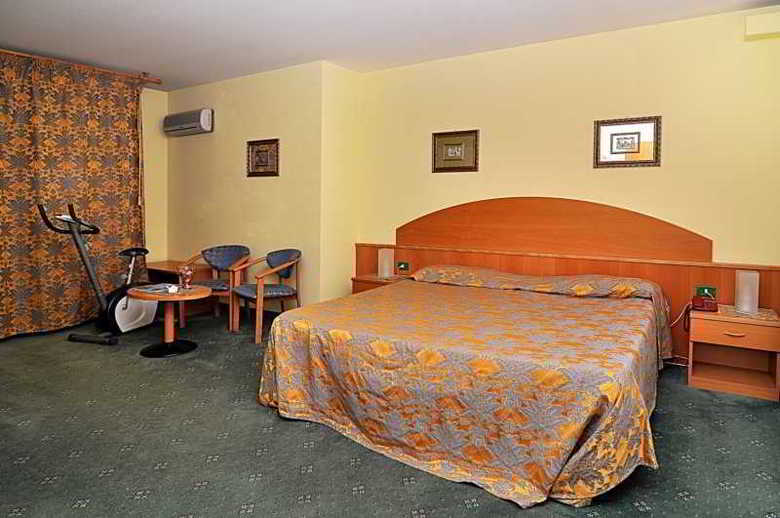 Hotel Ascot Lodging