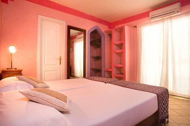Hotel 100% Fun