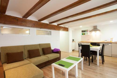 Singular Apartments Station