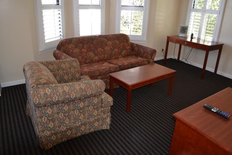 Hotel Alpha Inn And Suites