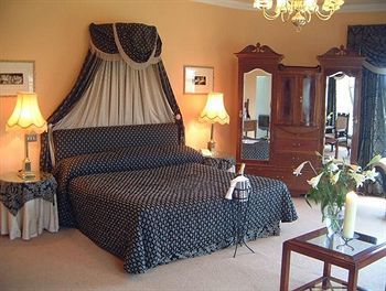 Hotel Castle Oaks House