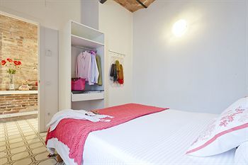 Happy People Sagrada Familia Apartments