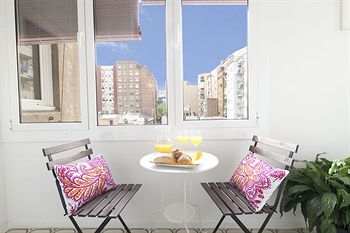 Happy People Sagrada Familia Apartments