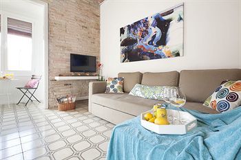 Happy People Sagrada Familia Apartments