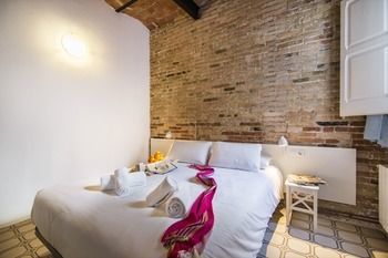 Happy People Sagrada Familia Apartments