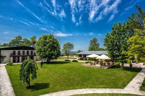 Hotel Dw�r W Tomaszowicach