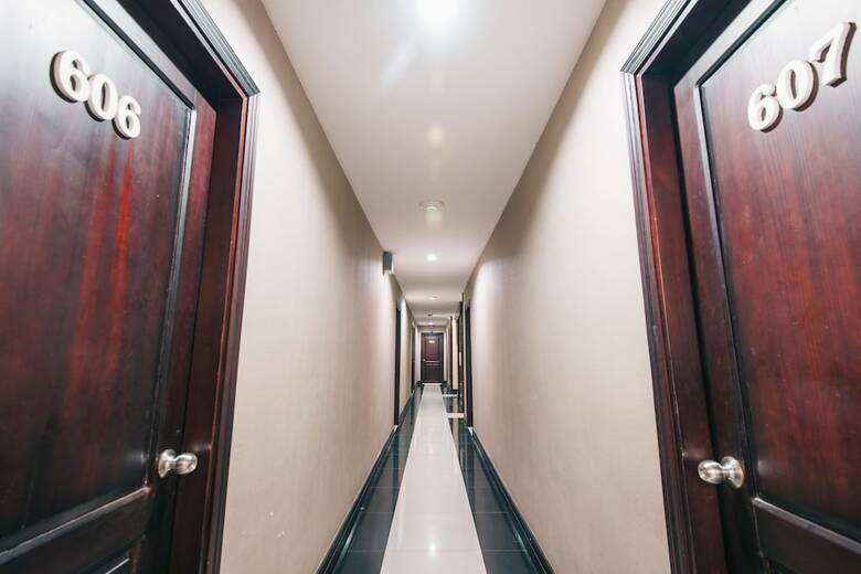 Hostal V Hotel