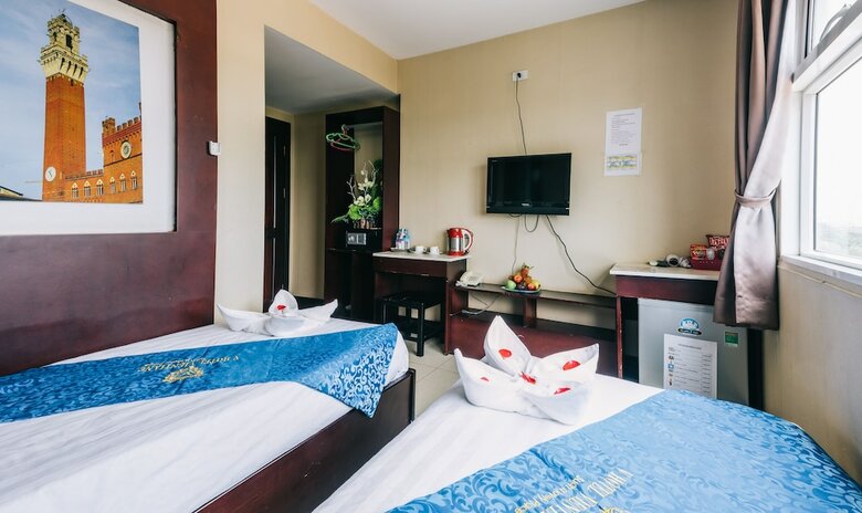 Hostal V Hotel