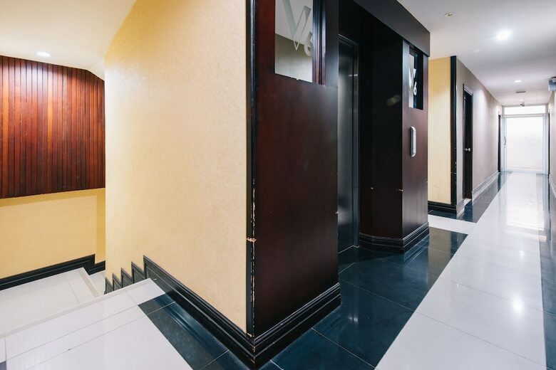 Hostal V Hotel