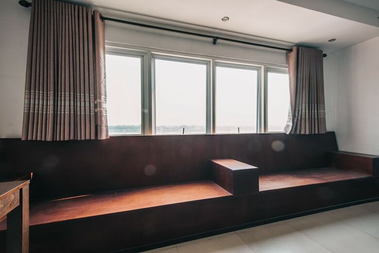 Hostal V Hotel