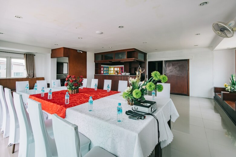 Hostal V Hotel