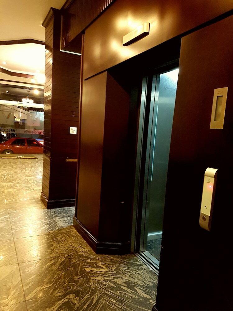 Hostal V Hotel