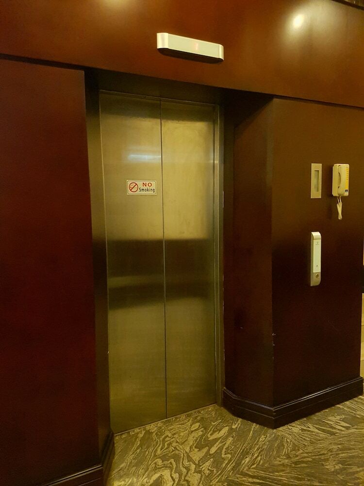 Hostal V Hotel