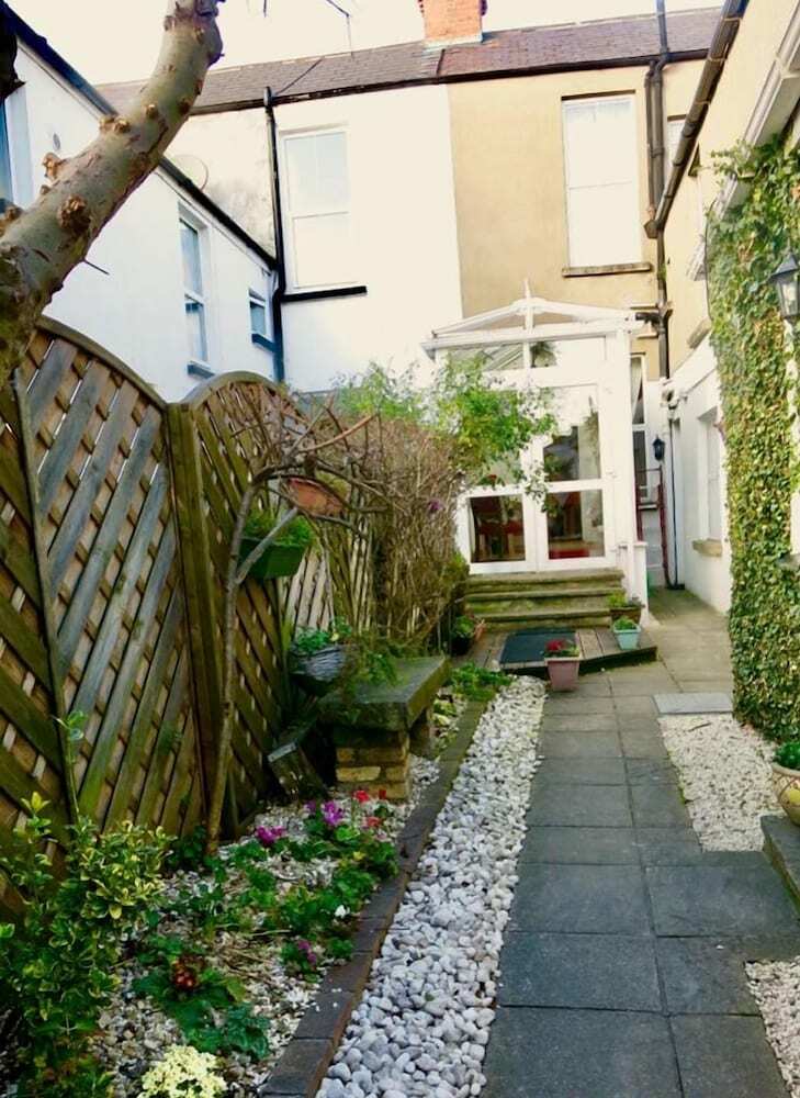 Hostal Donnybrook Hall