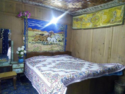 New Retreet Houseboat