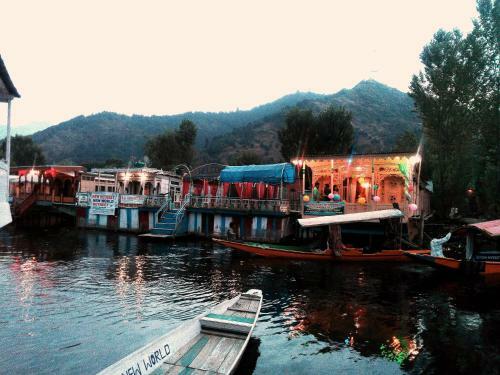 New Retreet Houseboat