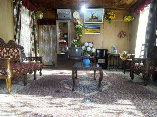 New Retreet Houseboat