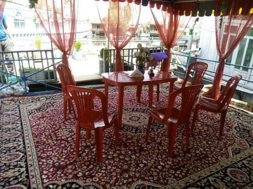 New Retreet Houseboat