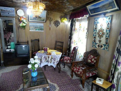 New Retreet Houseboat