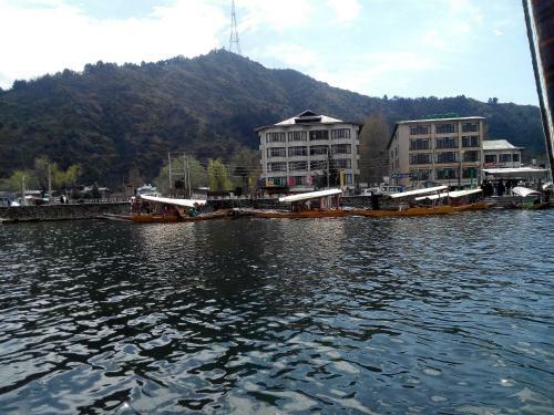 New Retreet Houseboat