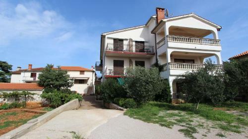 Two-bedroom Apartment Malinska Near Sea